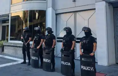 Operativo en Barrio Norte: allanaron un sanatorio y se llevaron equipos médicos clave