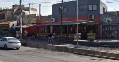 Tres delincuentes armados asaltaron un local de comidas rápidas en Godoy Cruz y escaparon con 50 mil pesos