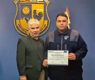 Desesperado pedido de auxilio en la ruta: cinco policías le salvaron la vida a una bebé de 7 meses