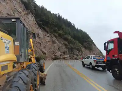 Desmoronamiento en la Ruta 40: un muro de rocas bloquea el paso en los Siete Lagos