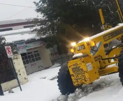 La nieve no da tregua en Bariloche: calles bloqueadas y alerta máxima por el temporal