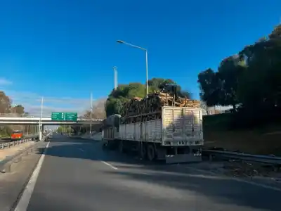 Caos en Circunvalación: la carga de un camión que paralizó el tránsito