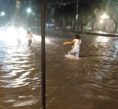 Una familia evacuada en Monteros a raíz de la lluvia en Tucumán