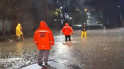 Inundaciones en Centenario: el intendente pidió no salir de casa y suspendieron las clases