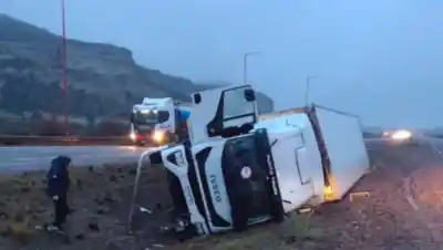 Un camión del Correo Argentino volcó en la Ruta 22: el conductor salió ileso