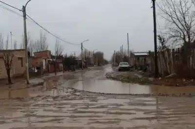 El drama de las calles anegadas en Roca: barrios complicados y rutas cortadas por la lluvia
