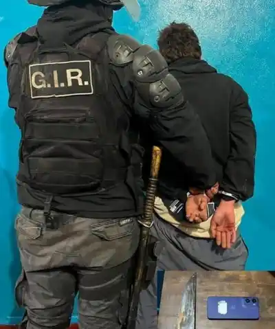 Atacó a una familia con un cuchillo, robó un celular y la Policía lo atrapó en plena fuga