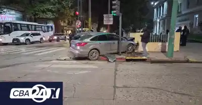 Dos autos se estrellaron contra el Hospital Pediátrico: el semáforo en rojo sería la causa