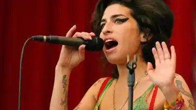 El padre de Amy Winehouse, condenado a pagar una millonaria suma a las amigas de la cantante