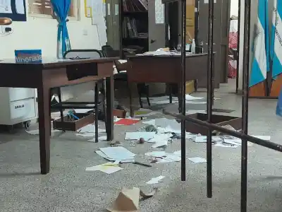 Destrozaron rejas y puertas a barretazos: el dramático robo que enluta a una escuela de Monte Caseros