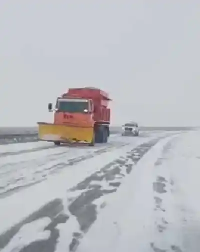 Ruta 3 bajo alerta: nieve y escarcha convierten el tramo Garayalde-Comodoro en una trampa