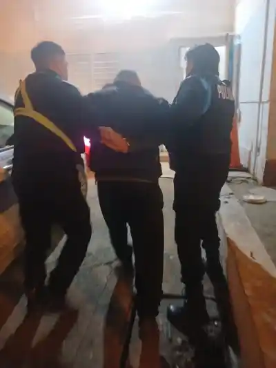 Lo arrastraba por la calle sin imaginar que el dueño lo seguía: terminó detenido