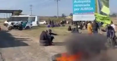 Prendieron fuego neumáticos en la Autopista y lo que reclamaban nadie lo esperaba