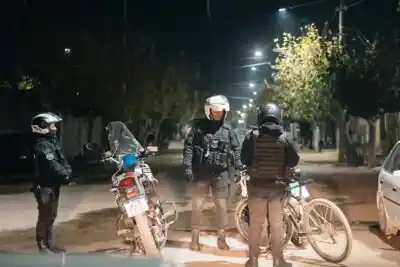 Saltaron un portón para robar una bicicleta, pero la policía los atrapó en segundos