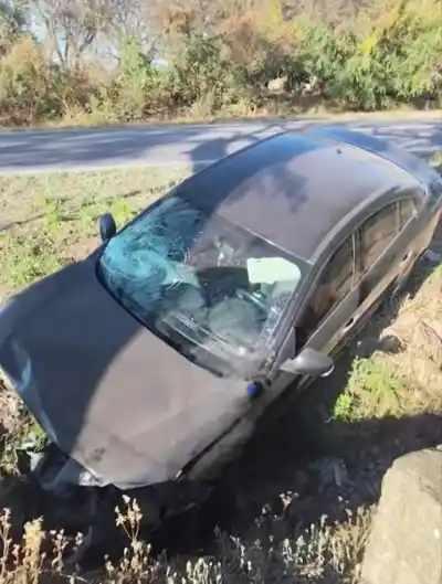 Perdió el control en El Carmen y su auto terminó adentro de un canal de desagüe