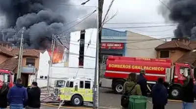Fábrica de colchones en llamas: el fuego arrasó todo y dejó una nube tóxica