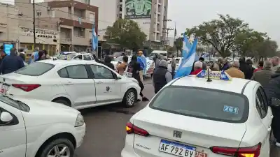 Se cansaron de esperar: taxistas de Villa María tomaron la Terminal y apuntan contra Uber y DiDi