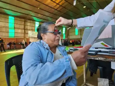 En Alem, más de 130 vecinos se fueron con anteojos nuevos tras un operativo que sorprendió a todos