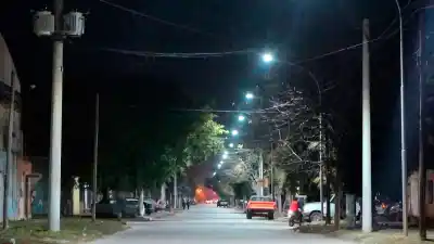 30 luces LED transforman la calle Alem: el plan que ilumina La Banda