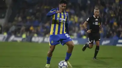 El susto de Central: cómo evoluciona Coronel tras el golpe que lo sacó del partido