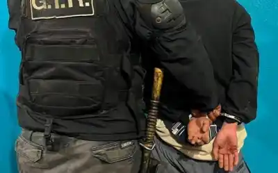 Apretó a una familia con un cuchillo y robó un celular: lo atraparon en minutos