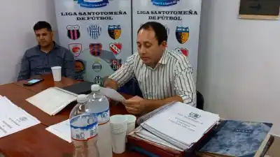 El escándalo que sacude al fútbol de Santo Tomé: acusan al presidente de la Liga de falsificar su DNI para jugar