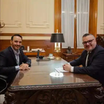 Valdés reunió a intendentes y definió la hoja de ruta para frenar el avance del río Uruguay