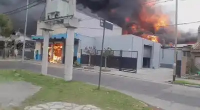 El Talar de Pacheco: un incendio descontrolado en una fábrica de colchones y el peligroso humo que tiñó el cielo