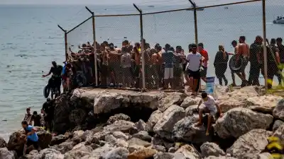 Caos en Ceuta: miles cruzan la frontera sin control policial y reavivan la disputa con Marruecos