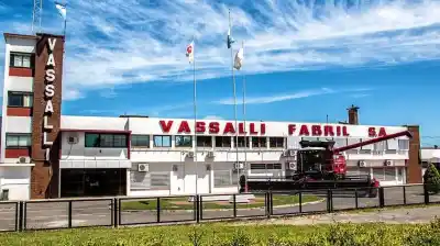 La histórica planta de Firmat volvió a producir: salió una cosechadora 0 km y los trabajadores esperan cobrar deudas