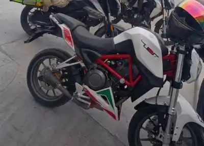 Aprovecharon la lluvia y el sueño de los dueños: se llevaron dos motos de alta gama del patio de una casa en Roca