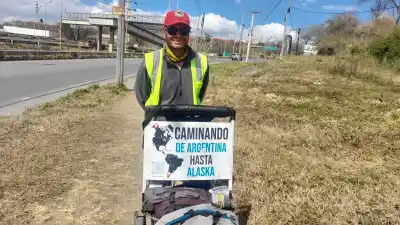Llegó a Jujuy caminando desde Ushuaia: su próximo destino, Alaska, y lo que lleva en su carrito