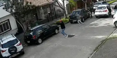 En Don Bosco, un jubilado vivió momentos de terror: lo encañonaron y patearon la puerta de su casa