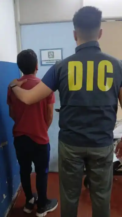 Vecina alertó a la policía y atraparon a un ladrón de cascos en pleno centro de Resistencia