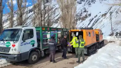 Llegaron hasta donde el frío no perdona: el vehículo anfibio que usaron para llevar garrafas a la cordillera