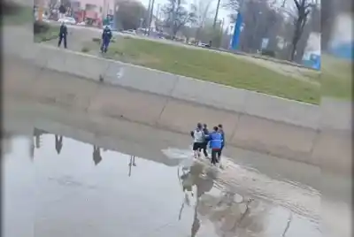 Vecino alertó y la Policía la rescató del Canal Grande: la dramática historia de una adolescente de 15 años