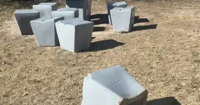 Destrozos en dos parques de La Consulta: el municipio salió al cruce