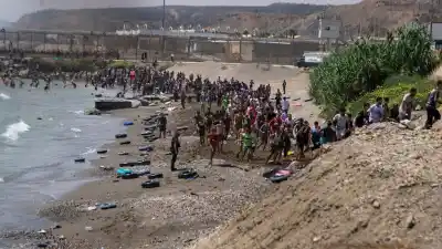 La marea humana que desbordó a Marruecos: gases lacrimógenos y desesperación en la frontera de Ceuta