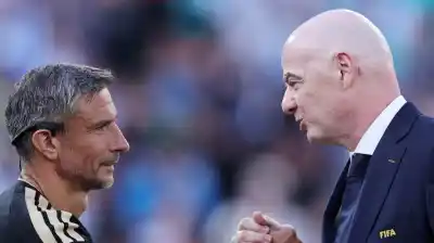 El gesto de Infantino con el árbitro que se retiró tras la final del Mundial: ¿un mensaje en medio de la tormenta?