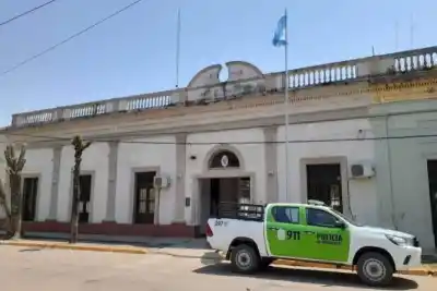 Escapó de la Policía en moto, perdió el control y terminó muerto contra un poste