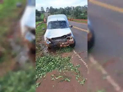 Un raído de yerba cayó de un camión y destrozó el capot de una camioneta en Montecarlo