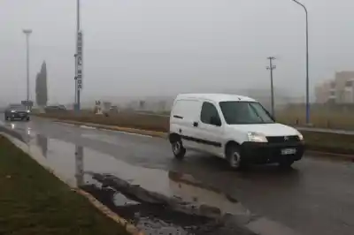 La tormenta destapó el drama de la Ruta 22 en Roca: pozos y lagunas que aterran a los conductores