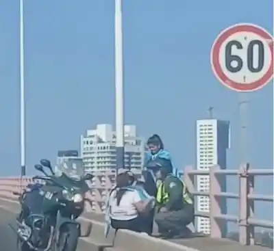 Minutos de tensión en el puente Chaco-Corrientes: lograron evitar una tragedia