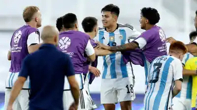 Lo recibió una multitud y se calzó la 9: Santiago Castro, la nueva joya argentina que desembarca en la Roma