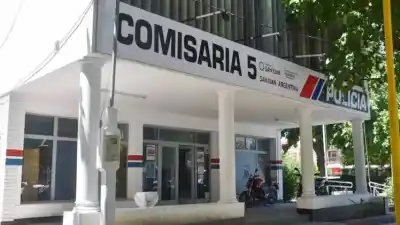 Forcejeó con la policía en Santa Lucía y descubrieron que era buscado por estafa