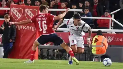 Un golazo de Montiel en el epílogo dejó helada a la Lepra
