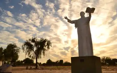 El parque que honra a Angelelli: un viaje entre la fe y la historia que nadie se puede perder