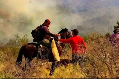 El incendio en Guanchín que nadie combate solo: la red solidaria que sostiene a los héroes anónimos
