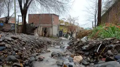 El agua volvió a entrar en sus casas y ya no saben qué hacer: el drama de tres familias en Villa Ceferino