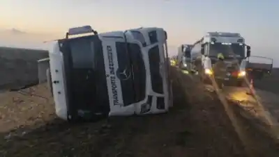Un camionero volcó en la Ruta 151: la maniobra que hizo para esquivar un pozo y el drama que denunció